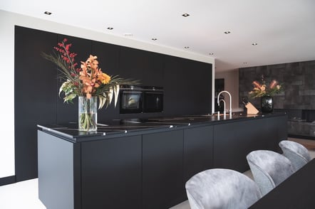 Zwarte keuken met kookeiland van ASTO